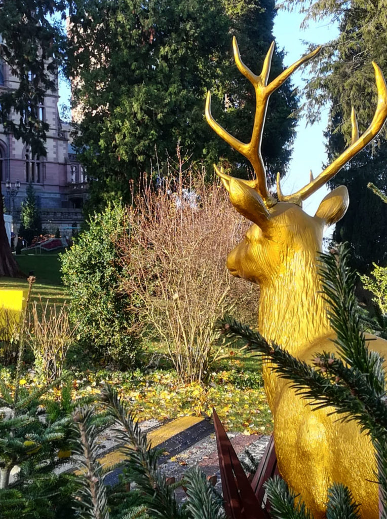 Goldener Hirsch auf Burg Wissem von hinten