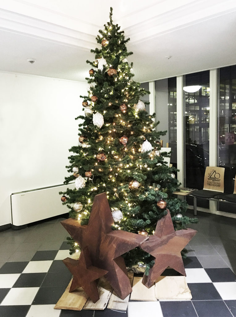 Weihnachtsbaum im Foyer der Stadtwerke Troisdorf