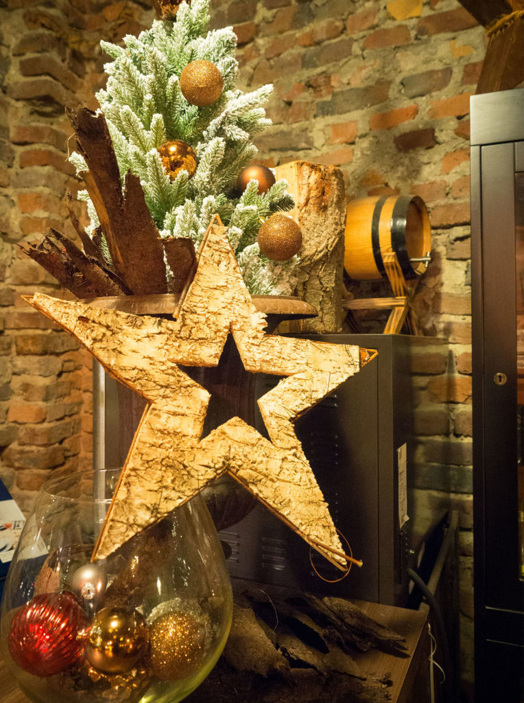 Großer Holzstern und Weihnachtskugeln in der Weinschmiede Siegburg