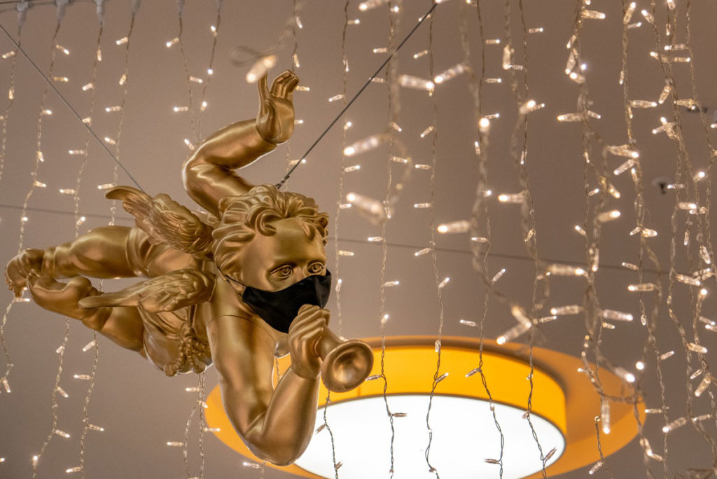 Goldener Engel mit Mund-Nasen-Maske im Stadtcenter Düren