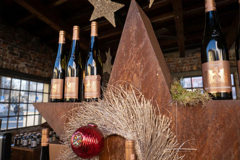 Weinflaschen auf einem großen Weihnachtsstern in der Weinschmiede Siegburg