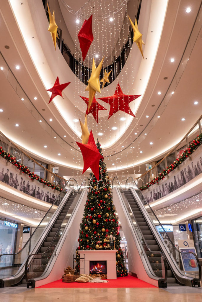 Geschmückter Weihnachtsbaum im Stadtcenter Düren