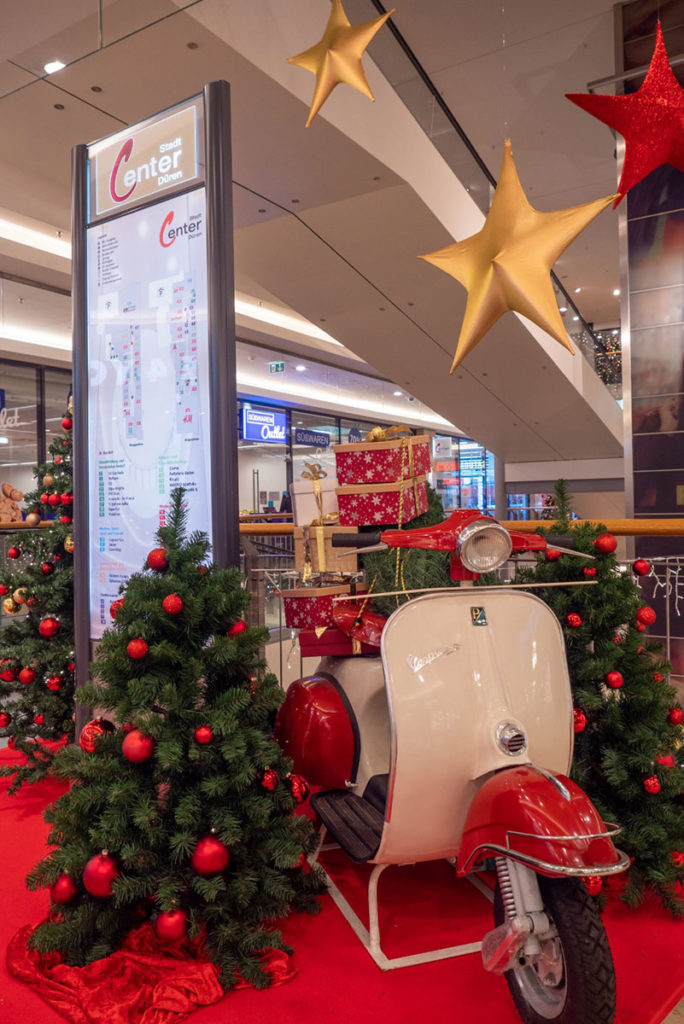 Vespa mit Weihnachtsgeschenken im Stadtcenter Düren